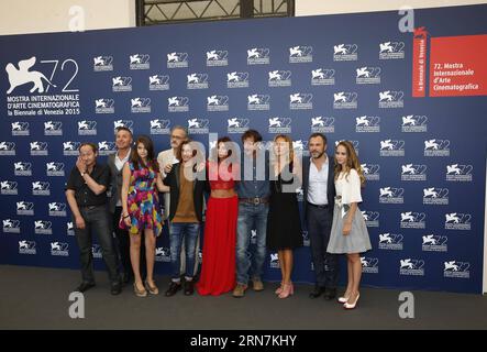 (150911) -- VENISE, 11 septembre 2015 -- les acteurs participent à un photocall pour Per Amor Vostro lors du 72e Festival du film de Venise sur l'île du Lido à Venise, Italie, le 11 septembre 2015.) ITALY-VENICE-FILM-FESTIVAL-72ND-PER Amor VOSTRO-PHOTOCALL YexPingfan PUBLICATIONxNOTxINxCHN 150911 Venise sept 11 2015 Cast Members assistent à un appel photo pour PER Amor vostro lors du 72e Festival du film de Venise AU Lido Islande à Venise Italie sept 11 2015 Italie Festival du film de Venise 72e par Amor vostro photo appel YexPingfan PUBLICATIONxNOXTxNOTxNOXN Banque D'Images