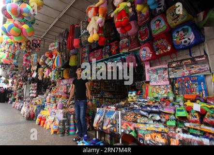 (150912) -- NAPLOUSE, 12 septembre 2015 -- Un vendeur palestinien vend des jouets fabriqués en Chine dans son magasin, dans la ville de Naplouse en Cisjordanie, le 12 septembre 2015. Pour de nombreux hommes d'affaires palestiniens, les produits chinois sont de bons choix en raison du prix bon marché. À Naplouse, la Chine est un mot commun à tout le monde, et les produits fabriqués en Chine sont partout sur les marchés et vendus à des prix raisonnables.) MIDEAST-NAPLOUSE-PRODUIT CHINOIS NidalxEshtayeh PUBLICATIONxNOTxINxCHN Naplouse sept 12 2015 un vendeur PALESTINIEN vend des jouets fabriqués en Chine À son magasin dans la ville de Naplouse en CISJORDANIE LE 12 2015 septembre pour DE NOMBREUSES entreprises PALESTINIENNES Banque D'Images