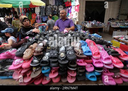 (150912) -- NAPLOUSE, 12 septembre 2015 -- Un vendeur palestinien vend des pantoufles dans la ville de Naplouse, en Cisjordanie, le 12 septembre 2015. Pour de nombreux hommes d'affaires palestiniens, les produits chinois sont de bons choix en raison du prix bon marché. À Naplouse, la Chine est un mot commun à tout le monde, et les produits fabriqués en Chine sont partout sur les marchés et vendus à des prix raisonnables.) MIDEAST-NAPLOUSE-PRODUIT CHINOIS NidalxEshtayeh PUBLICATIONxNOTxINxCHN Naplouse sept 12 2015 un vendeur PALESTINIEN vend des pantoufles dans la ville de Naplouse en CISJORDANIE LE 12 2015 septembre pour DE NOMBREUX hommes d'affaires PALESTINIENS produits chinois sont de bons choix en raison de la Banque D'Images