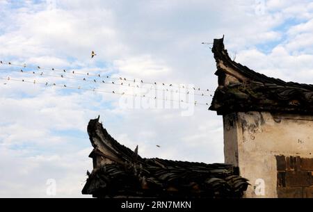 (150913) -- HEFEI, 13 septembre 2015 -- une photo prise le 13 septembre 2015 montre une scène du township de Xiaotian, dans le comté de Shucheng, dans la province de l'Anhui, dans l'est de la Chine. L'ancienne rue de Xiaotian, longue de 700 mètres et large de 3 mètres, remonte à plus de 300 ans et sa saveur est bien conservée jusqu'à présent.) (Zhs) CHINE-ANHUI-VILLE ANTIQUE-XIAOTIAN (CN) TaoxMing PUBLICATIONxNOTxINxCHN Hefei septembre 13 2015 photo prise LE 13 2015 septembre montre une scène de Xiao Tian Township du comté de Shucheng East China S province d'Anhui la rue antique de Xiao Tian de 700 mètres de long et 3 mètres de large remonte à plus de 300 années Banque D'Images