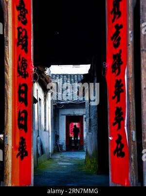 (150913) -- HEFEI, 13 septembre 2015 -- une photo prise le 3 mai 2015 montre une ruelle dans le township de Xiaotian, dans le comté de Shucheng, province de l Anhui dans l est de la Chine. L'ancienne rue de Xiaotian, longue de 700 mètres et large de 3 mètres, remonte à plus de 300 ans et sa saveur est bien conservée jusqu'à présent.) (Zhs) CHINE-ANHUI-VILLE ANTIQUE-XIAOTIAN (CN) JiangxAiguo PUBLICATIONxNOTxINxCHN Hefei sept 13 2015 photo prise LE 3 2015 mai montre à Alley dans Xiao Tian Township of Shucheng County East China S Anhui province de 700 mètres de long et 3 mètres de large ancienne rue de Xiao Tian remonte à plus de 300 années Banque D'Images