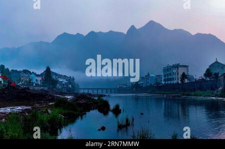 (150913) -- HEFEI, 13 septembre 2015 -- une photo prise le 3 mai 2015 montre une scène du township de Xiaotian, dans le comté de Shucheng, province de l'Anhui dans l'est de la Chine. L'ancienne rue de Xiaotian, longue de 700 mètres et large de 3 mètres, remonte à plus de 300 ans et sa saveur est bien conservée jusqu'à présent.) (Zhs) CHINE-ANHUI-VILLE ANTIQUE-XIAOTIAN (CN) JiangxAiguo PUBLICATIONxNOTxINxCHN Hefei septembre 13 2015 photo prise LE 3 2015 mai montre une scène de Xiao Tian Township du comté de Shucheng East China S province d'Anhui la rue antique de Xiao Tian de 700 mètres de long et 3 mètres de large remonte à plus de 300 années A Banque D'Images