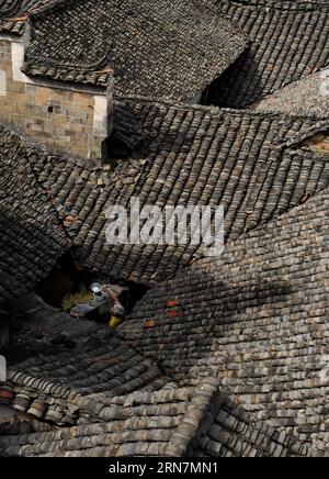 (150913) -- HEFEI, 13 septembre 2015 -- une photo prise le 13 septembre 2015 montre une scène du township de Xiaotian, dans le comté de Shucheng, dans la province de l'Anhui, dans l'est de la Chine. L'ancienne rue de Xiaotian, longue de 700 mètres et large de 3 mètres, remonte à plus de 300 ans et sa saveur est bien conservée jusqu'à présent.) (Zhs) CHINE-ANHUI-VILLE ANTIQUE-XIAOTIAN (CN) TaoxMing PUBLICATIONxNOTxINxCHN Hefei septembre 13 2015 photo prise LE 13 2015 septembre montre une scène de Xiao Tian Township du comté de Shucheng East China S province d'Anhui la rue antique de Xiao Tian de 700 mètres de long et 3 mètres de large remonte à plus de 300 années Banque D'Images