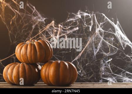 Citrouilles et décorations en toile d'araignée avec espace de copie sur fond noir Banque D'Images