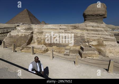 (150914) -- LE CAIRE, 14 septembre 2015 -- une photo prise le 21 novembre 2014 montre un membre des forces de sécurité qui garde le Sphinx à côté des grandes pyramides à Gizeh, en Égypte. Le 14 septembre 2015, les forces de sécurité égyptiennes ont tué par erreur 12 personnes et en ont blessé 10 autres dans la zone désertique occidentale d Al-Wahat, a rapporté le site d information Al-Ahram, géré par l État. CORRECTION-ÉGYPTE-FORCES DE SÉCURITÉ-ACCIDENT TOURISTIQUE CuixXinyu PUBLICATIONxNOTxINxCHN 150914 le Caire sept 14 2015 fichier photo prise LE 21 2014 novembre montre un membre des forces de sécurité gardant le Sphinx à côté des grandes pyramides à Gizeh Égypte sec Banque D'Images