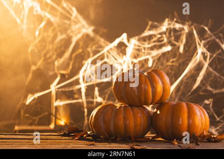 Citrouilles et décorations en toile d'araignée avec espace de copie sur fond orange Banque D'Images