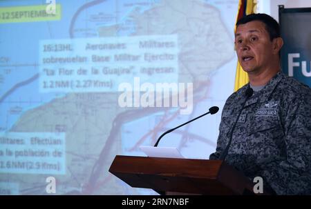 (150914) -- BOGOTA, 14 septembre 2015 -- image fournie par le ministre colombien de la Défense (MINDEFENSA, pour son acronyme en espagnol) montre le commandant de l'armée de l'air de Colombie, le général Carlos Eduardo Bueno, participant à une conférence à Bogota, en Colombie, le 14 septembre 2015. Dimanche, le ministère de la Défense colombien a déclaré que deux avions militaires vénézuéliens ont illégalement survolé l espace aérien du pays samedi après-midi. Javier Casella/MINDEFENSA) (rtg) COLOMBIE-BOGOTA-VENEZUELA-MILITARY-CONFERENCE e MINDEFENSA PUBLICATIONxNOTxINxCHN 150914 Bogota sept 14 2015 image fournie par les ministres colombiens de Banque D'Images