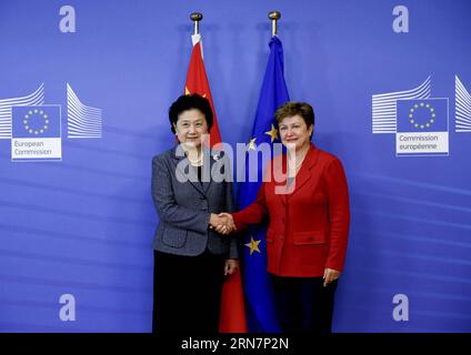 Le vice-premier ministre chinois Liu Yandong (à gauche) rencontre la vice-présidente de la Commission européenne Kristalina Georgieva à Bruxelles, Belgique, le 15 septembre 2015. (azp) BELGIQUE-UE-CHINE-LIU YANDONG-MEETING yexpingfan PUBLICATIONxNOTxINxCHN le vice-premier ministre chinois Liu Yandong rencontre la vice-présidente de la Commission européenne Kristalina Georgieva à Bruxelles Belgique sept 15 2015 EGP Belgique UE Chine Liu Yandong Meeting YexPingfan PUBLICATIONxNOTxINxCHN Banque D'Images