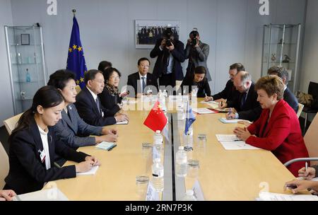 Le vice-premier ministre chinois Liu Yandong (2e à gauche) rencontre la vice-présidente de la Commission européenne Kristalina Georgieva (1e à droite) à Bruxelles, Belgique, le 15 septembre 2015. (azp) BELGIQUE-UE-CHINE-LIU YANDONG-MEETING zhouxlei PUBLICATIONxNOTxINxCHN le vice-premier ministre chinois Liu Yandong 2e rencontre la vice-présidente de la Commission européenne Kristalina Georgieva 1e r à Bruxelles Belgique sept 15 2015 EGP Belgique UE Chine Liu Yandong Meeting ZhouxLei PUBLICATIONxNOTxINxCHN Banque D'Images