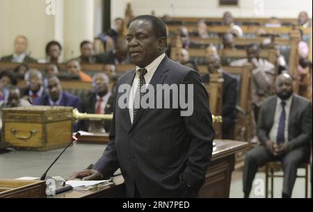 (150916) -- HARARE, 16 septembre 2015 () -- Emmerson Mnangagwa, vice-président zimbabwéen, prononce un discours à l'occasion de l'ouverture de la troisième session du Parlement du Zimbabwe dans les locaux du Parlement à Harare, Zimbabwe, le 16 septembre 2015. Emmerson Mnangagwa a présenté mercredi ses excuses à la nation pour l’erreur qui a conduit le président Robert Mugabe à lire un mauvais discours lors de l’ouverture du Parlement mardi. (/Stringer) ZIMBABWE-HARARE-PARLIAMENT-MNANGAGWA Xinhua PUBLICATIONxNOTxINxCHN Banque D'Images