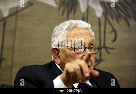 (150917) -- NEW YORK, 17 septembre 2015 -- l'ancien secrétaire d'État américain Henry Kissinger s'exprime lors d'une interview exclusive avec Xinhua à New York le 9 septembre 2015.) US-NEW YORK-HENRY KISSINGER-INTERVIEW wangxlei PUBLICATIONxNOTxINxCHN New York sept 17 2015 l'ancien secrétaire d'État Henry Kissinger parle lors d'une interview exclusive avec XINHUA à New York sept 9 2015 USS New York Henry Kissinger Interview WangxLei PUBLICATIONxNOTxINxCHN Banque D'Images