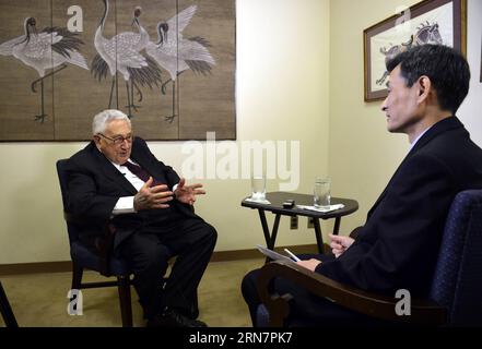(150917) -- NEW YORK, 17 septembre 2015 -- l'ancien secrétaire d'État américain Henry Kissinger (à gauche) s'exprime lors d'une interview exclusive avec Xinhua à New York le 9 septembre 2015.) US-NEW YORK-HENRY KISSINGER-INTERVIEW wangxlei PUBLICATIONxNOTxINxCHN New York sept 17 2015 ancien secrétaire d'État Henry Kissinger l'a pris la parole lors d'une interview exclusive avec XINHUA à New York sept 9 2015 USS New York Henry Kissinger Interview WangxLei PUBLICATIONxNOTxINxCHN Banque D'Images