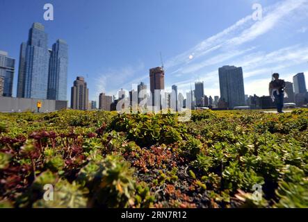 (150917) -- NEW YORK, 17 septembre 2015 -- une photo prise le 17 septembre 2015 montre le toit vert du Jacob K. Javits Convention Center à New York, aux États-Unis. Le Jacob K. Javits Convention Center abrite le dernier projet d'architecture de New York - un toit vert de la taille d'environ cinq terrains de football et le plus grand dans la région nord-est des États-Unis. Ce toit a amélioré un engagement en faveur de la durabilité qui devrait permettre une réduction estimée de 26 % de la consommation d énergie du Centre Javits. ) ETATS-UNIS-NEW YORK-TOIT VERT-RÉDUCTION DE LA CONSOMMATION D'ÉNERGIE WANGXLEI PUBLICATIONXNOTXINXCHN Banque D'Images