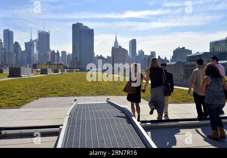 (150917) -- NEW YORK, 17 septembre 2015 -- des gens visitent le toit vert du Jacob K. Javits Convention Center à New York, aux États-Unis, le 17 septembre 2015. Le Jacob K. Javits Convention Center abrite le dernier projet d'architecture de New York - un toit vert de la taille d'environ cinq terrains de football et le plus grand dans la région nord-est des États-Unis. Ce toit a amélioré un engagement en faveur de la durabilité qui devrait permettre une réduction estimée de 26 % de la consommation d énergie du Centre Javits. ) U.S.-NEW YORK-GREEN ROOF-ENERGY-REDUCTION WangxLei PUBLICATIONxNOTxINxCHN ne Banque D'Images