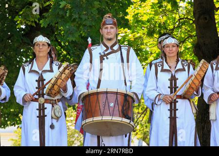 Un ensemble folklorique hongrois chantant la gorge lors d'un festival folklorique dans le parc municipal de Budapest, en Hongrie Banque D'Images