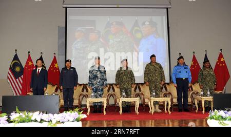 (150918) -- SELANGOR, 18 septembre 2015 -- Yi Xiaoguang (3e L), chef adjoint de l'état-major général de l'Armée populaire de libération chinoise, et chef des forces armées malaisiennes Zulkifeli Mohd. Zin (4e L) assiste à la cérémonie d'ouverture de l'exercice militaire conjoint à Selangor, Malaisie, le 18 septembre 2015. Les forces armées chinoises et malaisiennes ont lancé vendredi leur premier exercice militaire conjoint, visant à approfondir le partenariat stratégique global entre les deux pays. MALAISIE-SELANGOR-CHINE-EXERCICE MILITAIRE JiangxShan PUBLICATIONxNOTxINxCHN Selangor sept 18 2015 Yi Xiaoguang 3rd l Depu Banque D'Images
