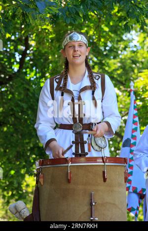 Une fille hongroise d'un ensemble folklorique chantant la gorge à un festival folklorique dans le parc de la ville de Budapest, Hongrie Banque D'Images