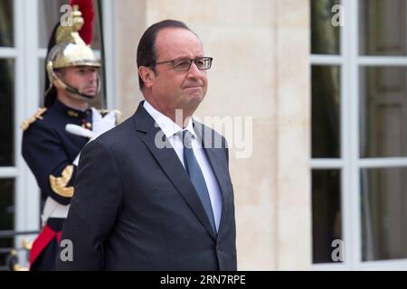 (150918) -- PARIS, 18 septembre 2015 -- le président français François Hollande accueille le Premier ministre sud-coréen Hwang Kyo-ahn (absent de la photo) avant une réunion au Palais de l'Elysée à Paris, France, le 18 septembre 2015. Le président français François Hollande et le Premier ministre sud-coréen Hwang Kyo-ahn en visite se sont engagés à renforcer la coopération bilatérale dans le but de relever les défis économiques et politiques mondiaux, a déclaré vendredi la présidence française. FRANCE-PARIS-PRESIDENT-SOUTH KOREA-PM-MEETING NicolasxKovarik PUBLICATIONxNOTxINxCHN Paris sept 18 2015 Président français François Banque D'Images