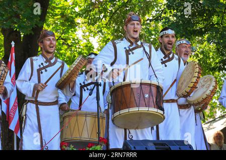 Un ensemble folklorique hongrois chantant la gorge lors d'un festival folklorique dans le parc municipal de Budapest, en Hongrie Banque D'Images