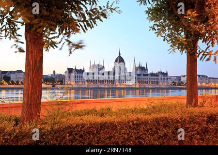 Le bâtiment du Parlement hongrois (1902) par un beau matin d'été à Budapest, Hongrie Banque D'Images