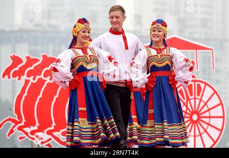 (150919) -- LUOYANG, 19 septembre 2015 -- des acteurs russes se produisent lors de la cérémonie d'ouverture du festival de tourisme culturel Heluo à Luoyang, dans la province du Henan au centre de la Chine, le 19 septembre 2015. Douze groupes étrangers ont participé à la cérémonie d'ouverture samedi. )(MCG) CHINA-HENAN-LUOYANG-CULTURAL TOURISM FESTIVAL (CN) LixAn PUBLICATIONxNOTxINxCHN Luoyang sept 19 2015 des acteurs russes se produisent lors de la cérémonie d'ouverture du Festival du tourisme culturel Heluo à Luoyang Chine centrale S Henan province sept 19 2015 douze groupes étrangers ont participé à la cérémonie d'ouverture samedi Banque D'Images