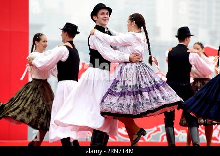 (150919) -- LUOYANG, 19 septembre 2015 -- des acteurs hongrois se produisent lors de la cérémonie d'ouverture du festival du tourisme culturel Heluo à Luoyang, dans la province du Henan au centre de la Chine, le 19 septembre 2015. Douze groupes étrangers ont participé à la cérémonie d'ouverture samedi. )(MCG) CHINA-HENAN-LUOYANG-CULTURAL TOURISM FESTIVAL (CN) LixAn PUBLICATIONxNOTxINxCHN Luoyang sept 19 2015 des acteurs hongrois se produisent lors de la cérémonie d'ouverture du Festival du tourisme culturel Heluo à Luoyang Chine centrale S Henan province sept 19 2015 douze groupes étrangers ont participé à la cérémonie d'ouverture SUR Satu Banque D'Images