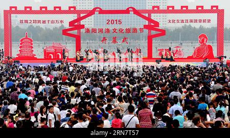 (150919) -- LUOYANG, 19 septembre 2015 -- les gens regardent la performance lors de la cérémonie d'ouverture du festival du tourisme culturel Heluo à Luoyang, dans la province du Henan au centre de la Chine, le 19 septembre 2015. Douze groupes étrangers ont participé à la cérémonie d'ouverture samedi. )(MCG) CHINA-HENAN-LUOYANG-CULTURAL TOURISM FESTIVAL (CN) LixAn PUBLICATIONxNOTxINxCHN Luoyang sept 19 2015 célébrités regarder la performance lors de la cérémonie d'ouverture du Heluo Cultural Tourism Festival à Luoyang Central China S Henan province sept 19 2015 douze groupes étrangers ont participé à la cérémonie d'ouverture LE Banque D'Images