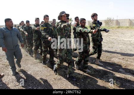 AKTUELLES ZEITGESCHEHEN Irak : Ausbildung einer paramilitärischen Einheit für Kampf gegen Terrormiliz IS (150919) - KIRKUK, 19 septembre 2015 -- les combattants des forces Hashid Shaabi des groupes paramilitaires sont examinés à la fin de leur période d'entraînement pour combattre les militants de l'État islamique (EI) à Kirkouk, dans le nord de l'Irak, le 19 septembre 2015. ) IRAK-KIRKOUK-TRAINING AkoxZanagn PUBLICATIONxNOTxINxCHN Actualités Irak formation d'une unité paramilitaire pour la lutte contre la terreur la milice EST Kirkouk sept 19 2015 combattants des forces Hashid Shaabi des groupes paramilitaires sont passés en revue À la fin de leur session Banque D'Images