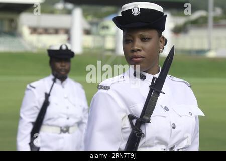 Photo fournie par le personnel militaire participant au défilé à l'occasion du 32e anniversaire de l'indépendance de Saint-Kitts-et-Nevis après avoir été un État libre associé au Royaume-Uni, dans la ville de Basseterre, capitale de Saint-Kitts-et-Nevis, le 19 septembre 2015. Selon la presse locale, le vice-président vénézuélien Jorge Arreaza et le ministre des Affaires étrangères du Venezuela Delcy Rodriguez ont assisté à la commémoration de l'indépendance obtenue en 1983 par le plus petit pays du continent américain. Arreaza a déclaré à son arrivée que le Venezuela travaillera à approfondir le rela Banque D'Images