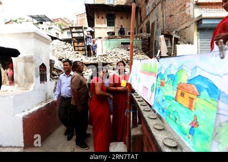 Les gens regardent des œuvres d'art lors d'un concours artistique sur le thème tremblement de terre et reconstruction à Katmandou, capitale du Népal, le 19 septembre 2015. Plus de 150 enfants ont participé au concours pour exprimer leurs sentiments sur le tremblement de terre et poursuivre la reconstruction par le biais des arts. NÉPAL-KATMANDOU-RECONSTRUCTION-ART CONCOURS SunilxSharma PUBLICATIONxNOTxINxCHN célébrités regard SUR LES œuvres d'art À Art Concours du thème tremblement de terre et reconstruction à Katmandou capitale du Népal LE 19 2015 septembre plus de 150 enfants ont participé à la compétition à Shipping Their Feelings About Banque D'Images