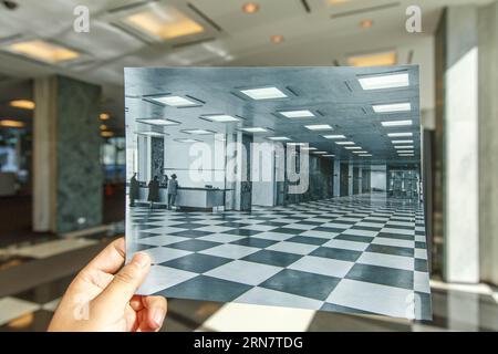 La photo prise le 19 septembre 2015 montre le hall principal du bâtiment du Secrétariat des Nations Unies à New York, comparée à une photo prise au même endroit le 20 avril 1951. En 1945, les représentants de 50 pays se sont réunis à San Francisco à la Conférence des Nations Unies sur l'Organisation internationale pour élaborer la Charte des Nations Unies, qui a été signée le 26 juin 1945 par les représentants de 50 pays. Les Nations Unies ont officiellement vu le jour le 24 octobre 1945, lorsque la Charte a été ratifiée par la Chine, la France, l'Union soviétique, le Royaume-Uni, les États-Unis et par un majo Banque D'Images