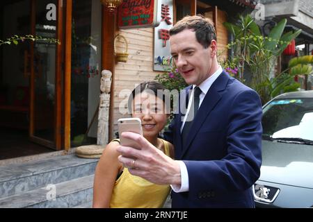 (150920) -- BEIJING, 20 septembre 2015 -- le chancelier de l'Échiquier britannique George Osborne prend un selfie avec un touriste à Wudaoying Hutong à Beijing, capitale de la Chine, le 20 septembre 2015. George Osborne est arrivé dimanche à Pékin et a commencé sa visite d'une semaine en Chine. )(MCG) CHINA-BEIJING-BRITAIN-GEORGE OSBORNE-VISIT (CN) YinxGang PUBLICATIONxNOTxINxCHN Beijing sept 20 2015 le chancelier britannique de l'Échiquier George Osborne prend un selfie avec un touriste À Wudaoying Hutong à Beijing capitale de la Chine sept 20 2015 George Osborne est arrivé à Beijing dimanche et a commencé sa visite d'une semaine Banque D'Images