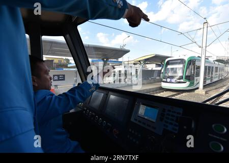 (150921) -- ADDIS-ABEBA, 21 septembre 2015 -- un chauffeur et un moniteur chinois exploitent le train lors d'un essai de circulation du train léger un jour avant son début officiel à Addis-Abeba, Éthiopie, le 19 septembre 2015. L’Éthiopie a inauguré dimanche un projet ferroviaire moderne qui a été construit par le China Railway Group (CREC) dans la capitale du pays d’Afrique de l’est. Le train léger électrifié d'Addis-Abeba (AA-LRT) est le premier train léger sur le continent africain avec deux lignes d'une longueur totale de 34 km. ÉTHIOPIE-ADDIS-ABEBA-TRAIN LÉGER DE CONSTRUCTION CHINOISE-INAUGURATION DE SUNXRUIBO PUBLICATI Banque D'Images