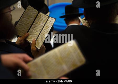 (150921) -- JÉRUSALEM, 20 septembre 2015 -- des Juifs ultra-orthodoxes prient près d'une piscine en plastique remplie d'eau et de poissons pendant le rituel Tashlich dans la ville israélienne centrale de Bnei Brak, le 20 septembre 2015. Les adorateurs vident leurs poches dans l'eau bien avec peu de poissons, dans un nettoyage symbolique de leurs péchés. Il est d'usage de jeter des miettes de pain dans un plan d'eau comme un acte symbolique de repentance pendant la période entre Rosh Hashana, le nouvel an juif, et Yom Kippour. Le grand jour Saint juif de Yom Kippour, ou le jour des Expiations, commence au coucher du soleil le 22 septembre de cette année. Le jour est un 25 Banque D'Images