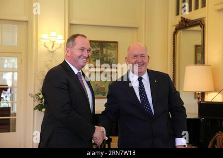(150921) -- CANBERRA, le 21 septembre 2015 -- Barnaby Joyce (à gauche) est assermentée comme ministre de l'Agriculture et de l'eau par le gouverneur général sir Peter Cosgrove à la Government House à Canberra, en Australie, le 21 septembre 2015. Le nouveau Premier ministre australien Malcolm Turnbull a défendu les sélections dans son cabinet rafraîchi lundi après avoir relevé plusieurs ministres de haut niveau de leurs positions au Parlement. AUSTRALIA-CANBERRA-CABINET-RESHUFFLE XuxHaijing PUBLICATIONxNOTxINxCHN Canberra sept 21 2015 Barnaby Joyce EST assermentée ministre de l'Agriculture et de l'eau par le gouverneur général sir Peter Cosgrove Banque D'Images