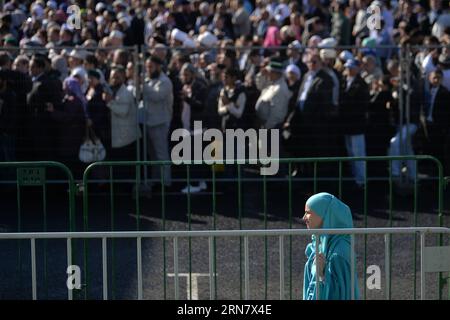 (150923) -- MOSCOU, le 23 septembre 2015 -- des musulmans assistent à la cérémonie d'ouverture de la mosquée cathédrale de Moscou à Moscou, Russie, le 23 septembre 2015. La cérémonie d'ouverture de la nouvelle mosquée a eu lieu ici mercredi. ) (lrz) RUSSIE-MOSCOU-RELIGION-MOSCOW OUVERTURE DE LA MOSQUÉE DE LA CATHÉDRALE PavelxBednyakov PUBLICATIONxNOTxINxCHN Moscou sept 23 2015 Musulmans assistent à la cérémonie d'ouverture de la mosquée de la cathédrale de Moscou Russie sept 23 2015 la cérémonie d'ouverture de la nouvelle mosquée quel héros ici mercredi lrz Russie Moscow religion Moscow Moscow Banque D'Images