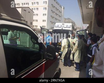 (150924) -- LA MECQUE, 24 septembre 2015 () -- des agents de santé viennent en aide aux blessés près de la ville musulmane sainte de la Mecque en Arabie saoudite, le 24 septembre 2015. Les autorités de la défense civile saoudienne ont déclaré sur leur compte Twitter que 150 pèlerins sont morts et 400 autres blessés jeudi dans une ruée à la Mecque. () ARABIE SAOUDITE-MECQUE-PÈLERINS-STAMPEDE Xinhua PUBLICATIONxNOTxINxCHN la Mecque sept 24 2015 agents de santé aident les blessés près de l'Arabie saoudite S Sainte ville musulmane de la Mecque sept 24 2015 Arabie saoudite S autorités de défense civile ont déclaré SUR son compte Twitter Thatcher 150 pèlerins sont morts et 400 autres blessés LE jeudi Banque D'Images
