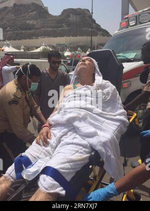 (150924) -- LA MECQUE, 24 septembre 2015 -- des agents de santé viennent en aide aux blessés près de la ville musulmane sainte de la Mecque, en Arabie saoudite, le 24 septembre 2015. Les autorités saoudiennes ont déclaré que le nombre total de pèlerins tués dans la ruée jeudi à la Mecque est passé à 310. Pool/site Web) SAUDI-RELIGION-HAJJ-ISLAM-STAMPEDE Sabaq PUBLICATIONxNOTxINxCHN la Mecque sept 24 2015 des agents de santé aident les blessés près de la Sainte ville musulmane de la Mecque en Arabie Saoudite sept 24 2015 les autorités saoudiennes ont déclaré que le nombre total de pèlerins TUÉS au Stampede jeudi à la Mecque a augmenté à 310 Pool Website religion saoudienne Hajj Islam Stampede Banque D'Images