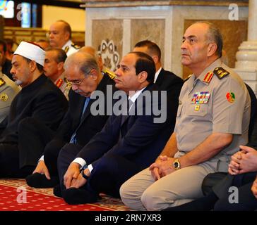 La photo fournie par la présidence égyptienne montre le président égyptien Abdel-Fattah el-Sissi (2e R) assistant aux prières de l'Aïd al-Adha dans la mosquée du maréchal Hussein Tantawi au Caire, capitale de l'Égypte, le 24 septembre 2015. Les musulmans en Egypte célèbrent l'Aïd al-Adha, ou la fête du sacrifice, jeudi. Présidence égyptienne) (SECTION MONDIALE)EGYPT-SISI-EID AL-ADHA CuixXinyu PUBLICATIONxNOTxINxCHN photo fournie par la présidence égyptienne montre le président égyptien Abdel Fattah El Sissi 2e r assistant aux prières du serment Al Adha dans la mosquée du maréchal Hussein Tantawi au Caire capitale de l'Egypte sept 24 2015 Mu Banque D'Images