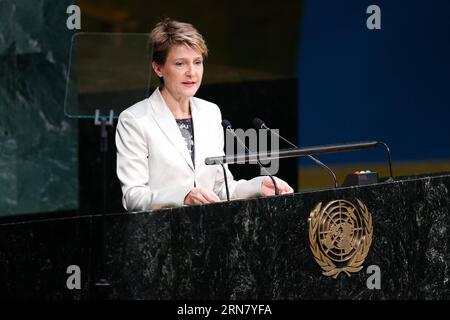 POLITIK un Nachhaltigkeitsgipfel à New York 150925 -- NEW YORK, le 25 septembre 2015 -- la présidente suisse Simonetta Sommaruga s'adresse au Sommet sur le développement durable au siège de l'ONU à New York, le 25 septembre 2015. Un programme de développement durable capital, qui marque une nouvelle ère de développement durable jusqu’en 2030, a été adopté vendredi par 193 États membres de l’ONU lors du Sommet des Nations Unies sur le développement durable au siège de l’ONU à New York. SOMMET ONU-NEW YORK-DÉVELOPPEMENT DURABLE LIXMUZI PUBLICATIONXNOTXINXCHN Banque D'Images