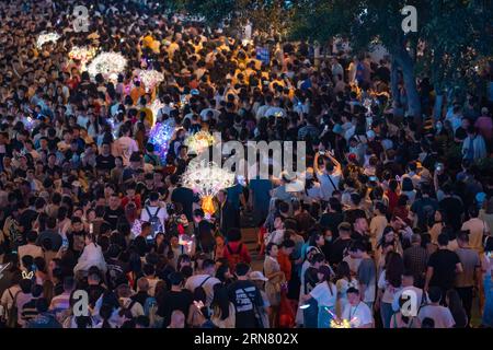 CHONGQING, CHINE - 30 AVRIL 2023 - Un grand nombre de touristes jouent sur le pont Qiansimen à Chongqing, en Chine, le 30 avril 2023. Banque D'Images