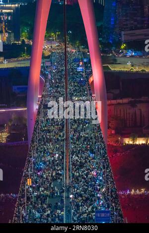 CHONGQING, CHINE - 30 AVRIL 2023 - Un grand nombre de touristes jouent sur le pont Qiansimen à Chongqing, en Chine, le 30 avril 2023. Banque D'Images