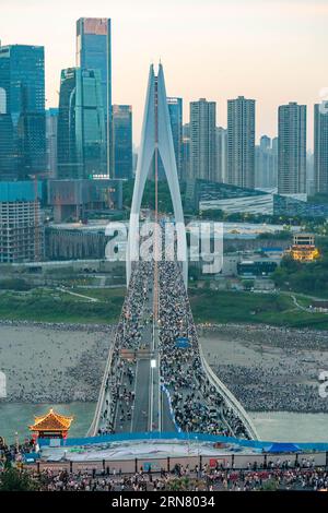 CHONGQING, CHINE - 30 AVRIL 2023 - Un grand nombre de touristes jouent sur le pont Qiansimen à Chongqing, en Chine, le 30 avril 2023. Banque D'Images