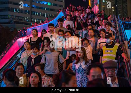 CHONGQING, CHINE - 30 AVRIL 2023 - Un grand nombre de touristes jouent sur le pont Qiansimen à Chongqing, en Chine, le 30 avril 2023. Banque D'Images