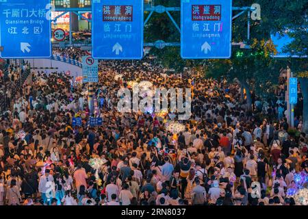 CHONGQING, CHINE - 30 AVRIL 2023 - Un grand nombre de touristes jouent sur le pont Qiansimen à Chongqing, en Chine, le 30 avril 2023. Banque D'Images