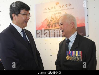 (150927) -- MELBOURNE, 27 septembre 2015 -- le Consulaire général chinois à Melbourne Song yumin (L) s'entretient avec Wellington Lee, vétéran de la Seconde Guerre mondiale, lors de la cérémonie d'ouverture de l'exposition Grande victoire, contributions historiques marquant le 70e anniversaire de la victoire de la guerre de résistance du peuple chinois contre l agression japonaise et la guerre mondiale antifasciste, à Melbourne, Australie, le 27 septembre 2015. (Zjy) AUSTRALIA-MELBOURNE-EXHIBITION-WWII-ANNIVERSAIRE GuixQing PUBLICATIONxNOTxINxCHN Melbourne sept 27 2015 Consulaire général chinois à Melbourne Song yumin l parle à Wellington Lee, vétéran de la Seconde Guerre mondiale Banque D'Images