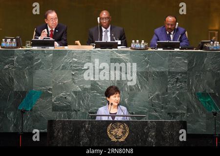 (150928) -- NEW YORK, le 28 septembre 2015 --le Président de la République de Corée Park Geun-hye (front) prend la parole à la 70e session de l'Assemblée générale des Nations Unies, au siège des Nations Unies à New York, aux États-Unis, le 28 septembre 2015. Le débat général de la 70e session de l'Assemblée générale des Nations Unies a débuté lundi dans la salle de l'Assemblée générale du siège de l'ONU à New York. ) Un-NEW YORK-DÉBAT GÉNÉRAL LixMuzi PUBLICATIONxNOTxINxCHN 150928 New York sept 28 2015 le Président de la République de Corée Park Geun hye Front prend la parole À la 70e session des Nations Unies Banque D'Images