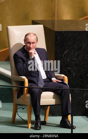 (150928) -- NEW YORK, 28 septembre 2015 -- le président russe Vladimir Poutine attend de s'adresser à la 70e session de l'Assemblée générale des Nations Unies, au siège des Nations Unies à New York, aux États-Unis, le 28 septembre 2015. Le débat général de la 70e session de l'Assemblée générale des Nations Unies a débuté lundi dans la salle de l'Assemblée générale du siège de l'ONU à New York. ) Un-NEW YORK-DÉBAT GÉNÉRAL LixMuzi PUBLICATIONxNOTxINxCHN New York sept 28 2015 le Président russe Vladimir Poutine attend de s'adresser à la 70e session de l'Assemblée générale des Nations Unies AUX Nations Unies Banque D'Images