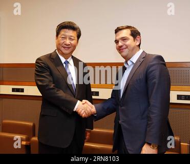 (150928) -- NEW YORK, le 28 septembre 2015 -- le président chinois Xi Jinping (à gauche) rencontre le Premier ministre grec Alexis Tsipras à New York, aux États-Unis, le 28 septembre 2015.) (Ry) RÉUNION entre LE PRÉSIDENT SINO-américain et le Premier ministre GREC LiuxWeibing PUBLICATIONxNOTxINxCHN New York sept 28 2015 le président chinois Xi Jinping rencontre le Premier ministre grec Alexis Tsipras à New York les États-Unis sept 28 2015 le président chinois Ry U. Réunion du Premier ministre grec LiuxWeibing PUBLICATIONxNOTxINxCHN Banque D'Images