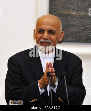 (150929) -- KABOUL, le 29 septembre 2015 -- le président afghan Mohammad Ashraf Ghani s'exprime lors d'une conférence de presse avec de hauts responsables de la sécurité à Kaboul, Afghanistan, le 29 septembre 2015. Mohammad Ashraf Ghani a accusé mardi des militants talibans d'utiliser des civils comme bouclier humain dans la province de Kunduz, au nord du pays. AFGHANISTAN-KABOUL-CONFÉRENCE DE PRESSE Omid PUBLICATIONxNOTxINxCHN Kaboul sept 29 2015 le président afghan Mohammad Ashraf Ghani s'exprime lors d'une conférence de presse avec les hauts responsables de la sécurité à Kaboul Afghanistan sept 29 2015 Mohammad Ashraf Ghani a accusé mardi un militant taliban d'utiliser des civils Banque D'Images